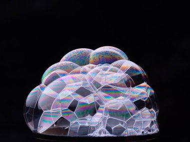 Siyah arkaplanda izole edilmiş köpük baloncuklarının soyut deseni. Makro çekim.