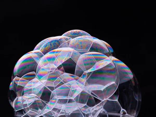 Estrutura de bolhas de sabão isoladas em fundo preto. Macro shot — Fotografia de Stock