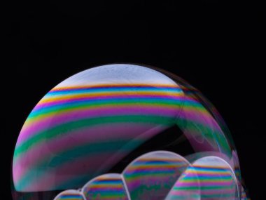 Siyah arkaplanda izole edilmiş renk gradyanı olan sabun köpükleri. Makro 'yu yakın çekim.