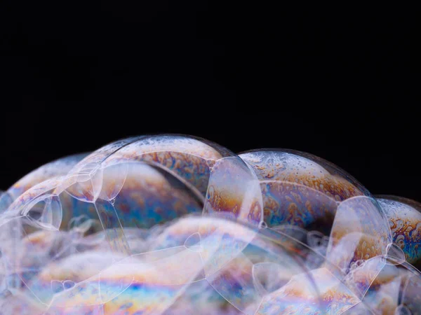 Macro tiro de bolhas de sabão no fundo preto. Close-up. — Fotografia de Stock