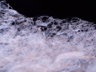 Sabun köpüğü. Siyah arka planda sabun köpüğünün makro görüntüsü. Yakın çekim görünümü