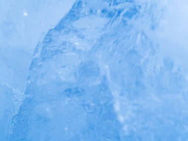 Makro görüntüden buz kristallerine. Yakın çekim. Yumuşak odaklanma. Mavi arkaplan