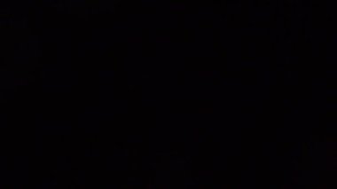 Sabun köpükleri siyah arkaplanda görünür. Yakın çekim makro çekim.