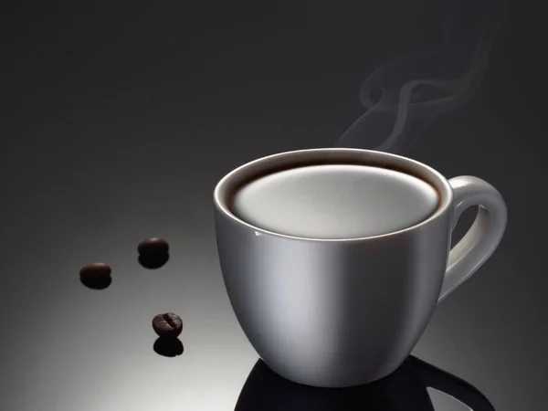 Witte beker met rook van hete koffie. Drie koffiebonen op donkere achtergrond. Studio opgenomen in donkere sleutel. — Stockfoto