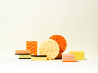 Sarı arka planda yerel süngerler. Geometrik desen. Kopya alanı ile soyut bileşim.