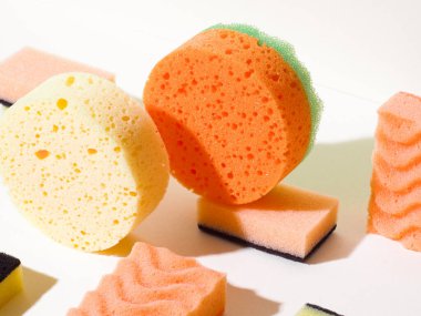 Farklı şekillerde süngerler kapanıyor. Yuvarlak ve dikdörtgen şekiller. Geometrik bileşime yukarıdan aşağıya açı görünümü. Örneksel Renk şeması.