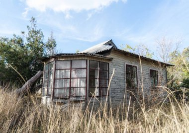 Sonbaharda Ukrayna 'da terk edilmiş eski ahşap köy evi.