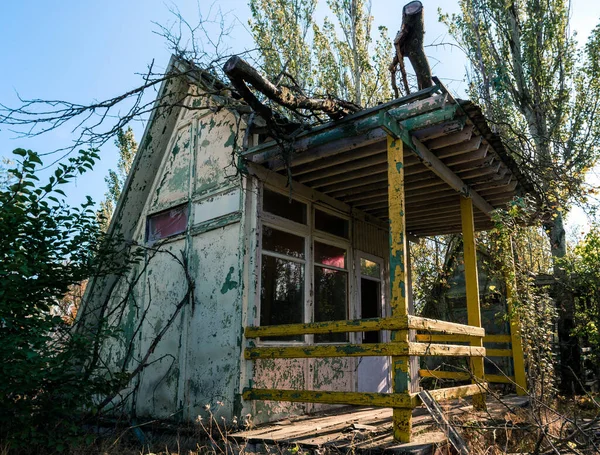Sonbaharda Ukrayna Terk Edilmiş Eski Ahşap Köy Evi — Stok fotoğraf