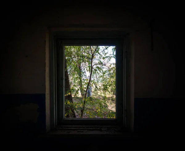 Vista Janela Uma Casa Abandonada Aldeia Ucrânia Durante Guerra — Fotografia de Stock
