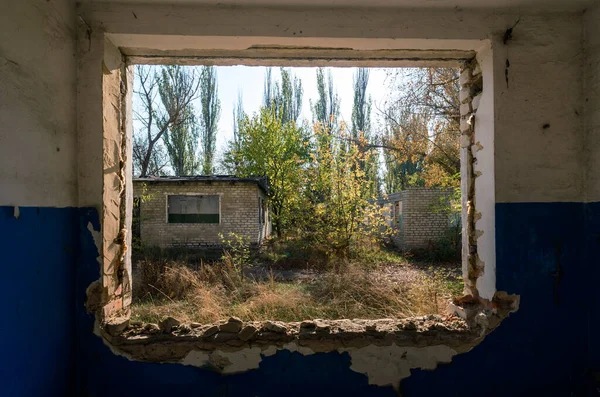 戦争中にウクライナの村に放棄された家の窓からの眺め — ストック写真