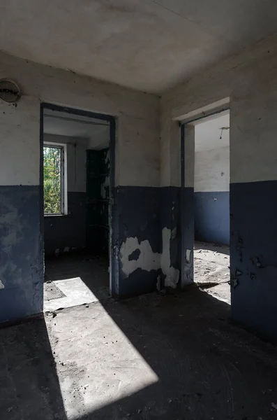 Chambre Avec Fenêtres Une Porte Une Vieille Maison Abandonnée Ukraine — Photo