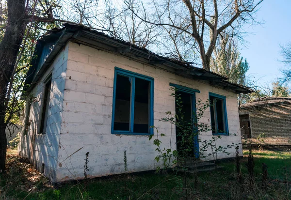 Sonbaharda Ukrayna Terk Edilmiş Eski Ahşap Köy Evi — Stok fotoğraf