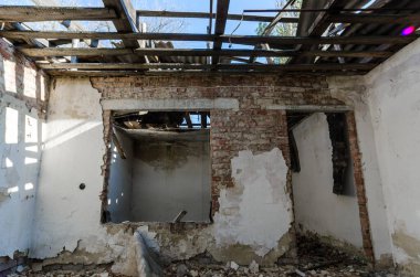 Savaştan sonra Ukrayna 'da terk edilmiş eski bir köy evinin kalıntıları.