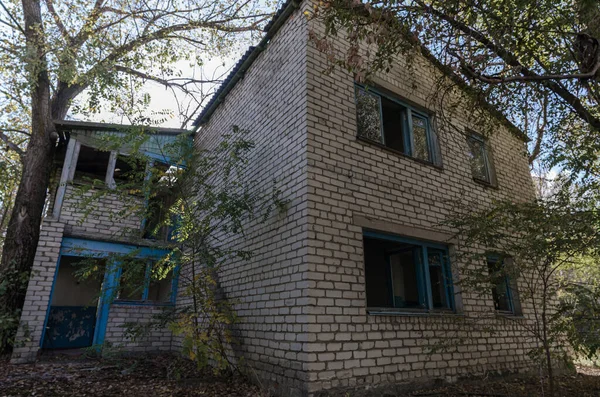 秋にウクライナの古い放棄された木造の村の家 — ストック写真