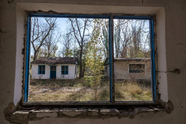 Vista Janela Uma Casa Abandonada Aldeia Ucrânia Durante Guerra — Fotografia de Stock