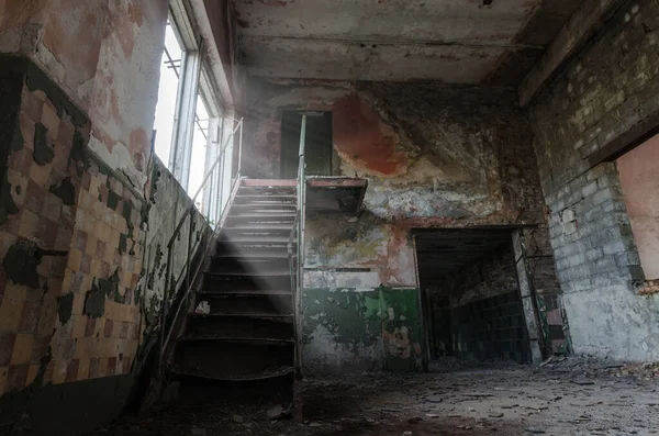 人々のいないウクライナでの爆撃の後に工場を放棄 — ストック写真