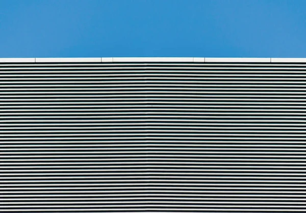 Mur Rayé Haut Bâtiment Gris Contre Ciel Bleu — Photo