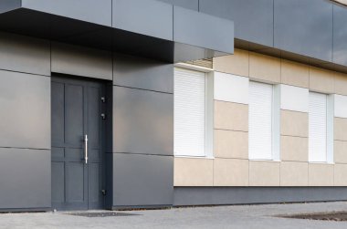 Ukrayna 'da kapalı penceresi ve kapalı bir kapısı olmayan boş bir ofis.