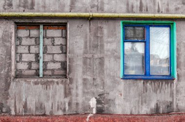 Ukrayna 'daki eski bir binanın tuğla kaplı penceresi