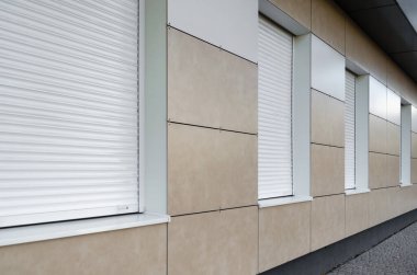 Ukrayna 'da kapalı penceresi ve kapalı bir kapısı olmayan boş bir ofis.