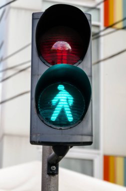 Yeşil bir adamla trafik lambası yakın.