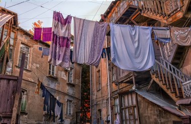 Tiflis Georgia 'da giysilerin kurutulduğu küçük bir avlu.
