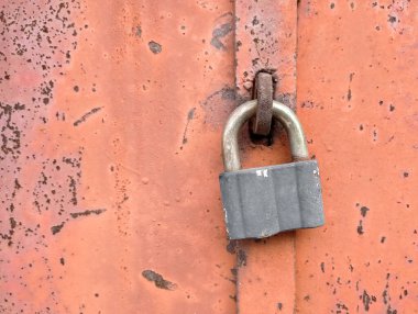 Demir kapıdaki eski kilit. Kapatın.