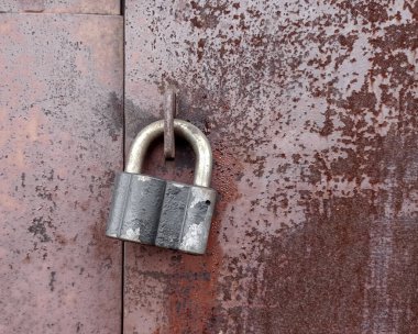 Demir kapıdaki eski kilit. Kapatın.