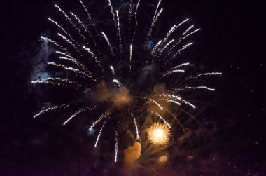 Gece karanlığında neşeli havai fişekler soyut arkaplan şablonu