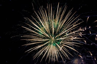 Gece karanlığında neşeli havai fişekler soyut arkaplan şablonu