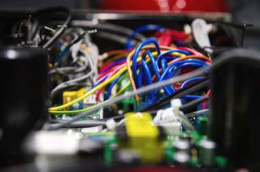 bağlı kablolarla bilgisayar elektrik panosu teknik arkaplan