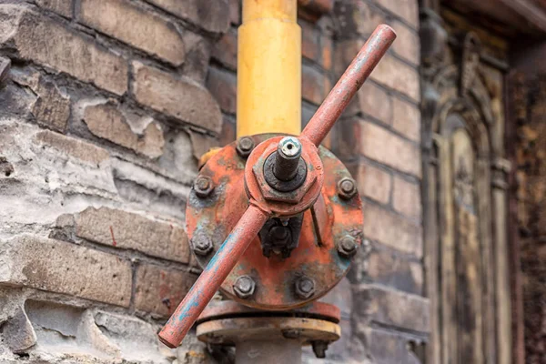 Vuil Rood Gas Ventiel Met Een Gele Pijp Muur Van — Stockfoto