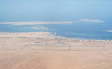 Kızıl Deniz 'in uçak penceresinden ve Mısır' daki çölden panorama manzarası