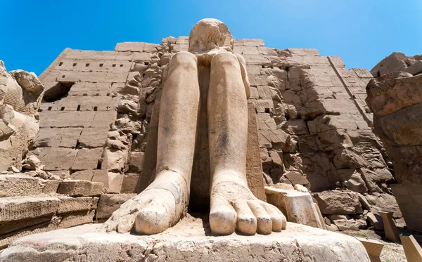 Pés Uma Estátua Antiga Faraó Templo Karnak Luxor Egito — Fotografia de Stock