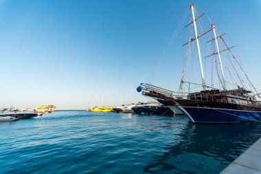 Modern gemileri ve tekneleri olan insansız bir iskele. Mısır Hurghada 'da.