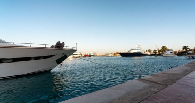 Mısır 'da Kızıldeniz' in seddi caddesinde Hurghada 'da insansız gemiler var.