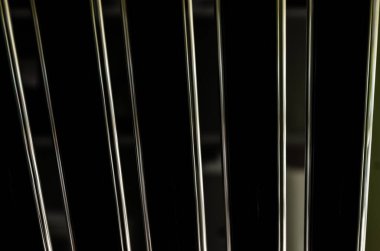 Parlak metalik çizgiler desenli soyut siyah arkaplan