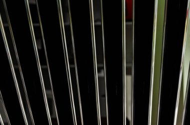 Parlak metalik çizgiler desenli soyut siyah arkaplan