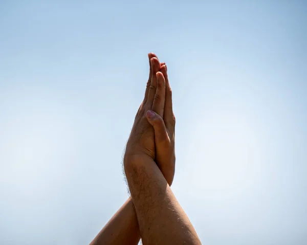 Sahilde Yoga Yapan Insanların Elleri — Stok fotoğraf