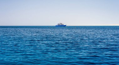Mısır 'daki Kızıl Deniz' in mavi sularında bir zevk gemisi.