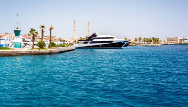 Mısır 'daki Kızıldeniz' deki Hkrgada Limanı 'nda birçok gemi var.