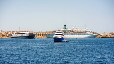 Mısır 'daki Kızıldeniz' deki Hkrgada Limanı 'nda birçok gemi var.