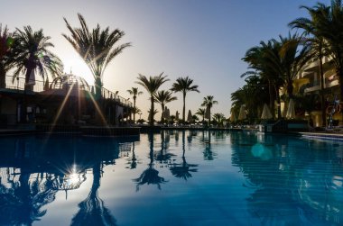 Hurghada Mısır 'da boş bir otelde insanlar ve palmiye ağaçları olmadan havuz.