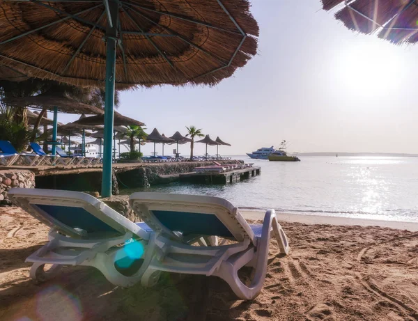 Sombrillas Playa Palmeras Fondo Del Mar Rojo Barcos Egipto Hurghada — Foto de Stock