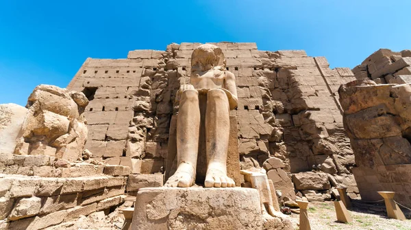 Pés Uma Estátua Antiga Faraó Templo Karnak Luxor Egito — Fotografia de Stock