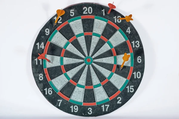 Oud Armoedig Dartbord Met Darts Witte Achtergrond Geïsoleerd — Stockfoto