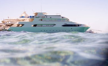 İnsansız beyaz tekne Mısır 'da Kızıl Deniz' de gezintiye çıktı.