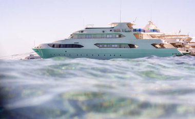 İnsansız beyaz tekne Mısır 'da Kızıl Deniz' de gezintiye çıktı.