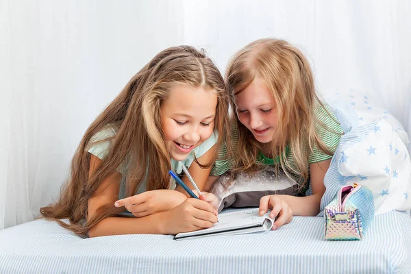 Dos Chicas Graciosas Lindas Rubias Ropa Casa Dibujan Cuaderno Acostados —  Fotos de Stock