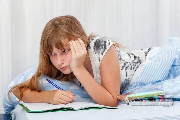 Das Mädchen Erledigt Die Hausaufgaben Hause Auf Dem Bett Fernstudium — Stockfoto